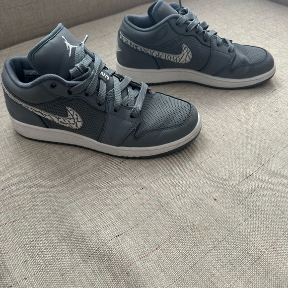 Gray Nike Sneakers with Patterned Swoosh size 7 - Picture 3 of 10